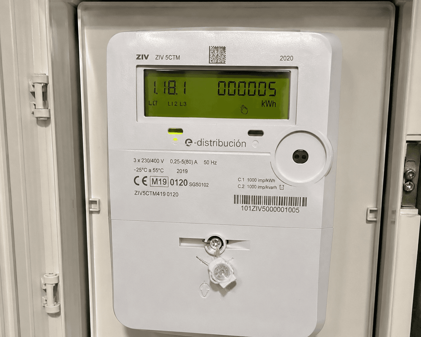 Spanish smart electricity meter (ZIV 5CTM) showing digital display and e-distribución brand